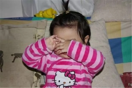 宝宝石灰进入眼睛处理方法最正确,小孩眼睛进石灰能恢复吗