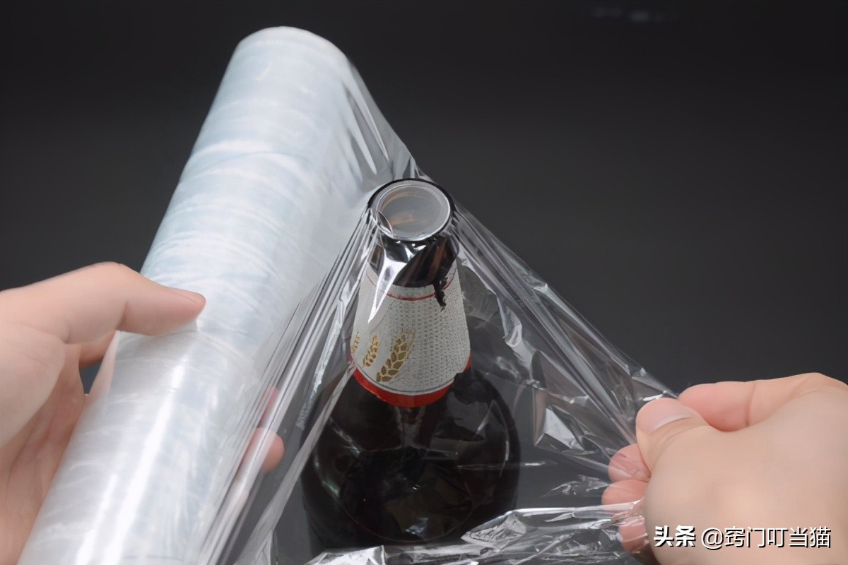 气球的妙用用来当密封盖再好不过,气球套在瓶子底下