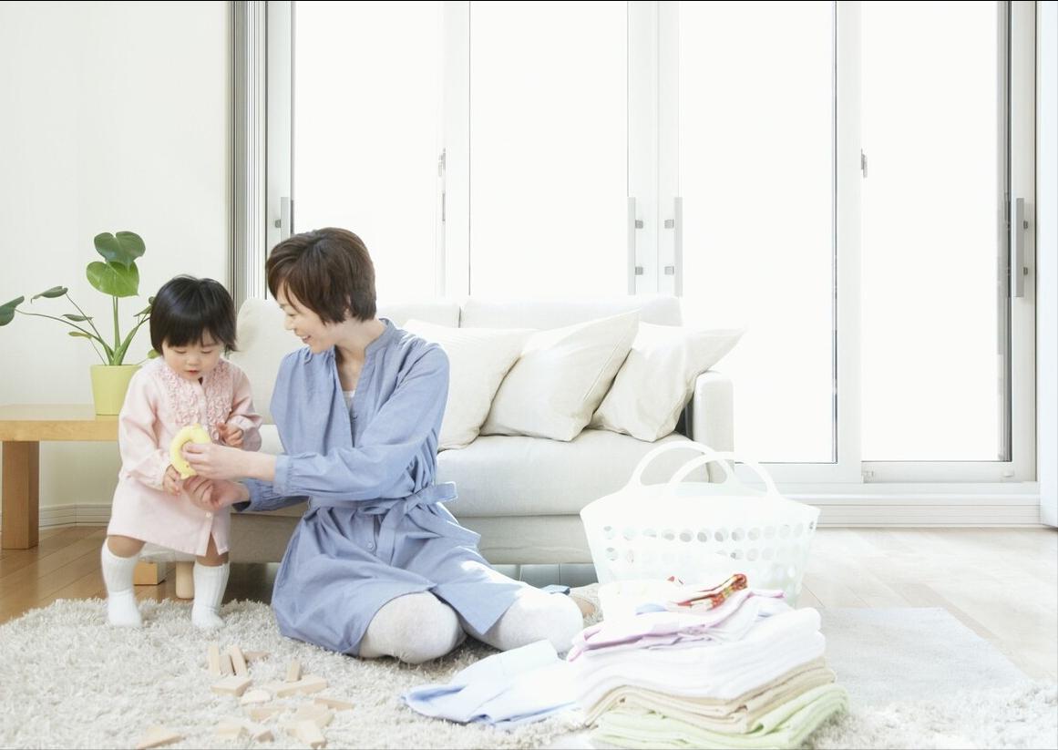 洗衣液倒多了衣服洗不干净怎么办,洗衣液直接倒衣服上变色怎么恢复