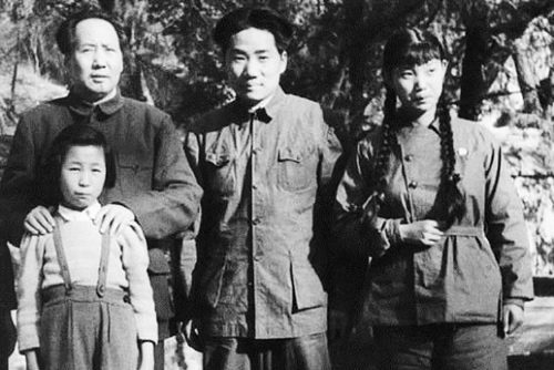 毛*东泽**亲家张文秋，两丈夫相继牺牲，狱中抚养3*女幼**，享年99岁