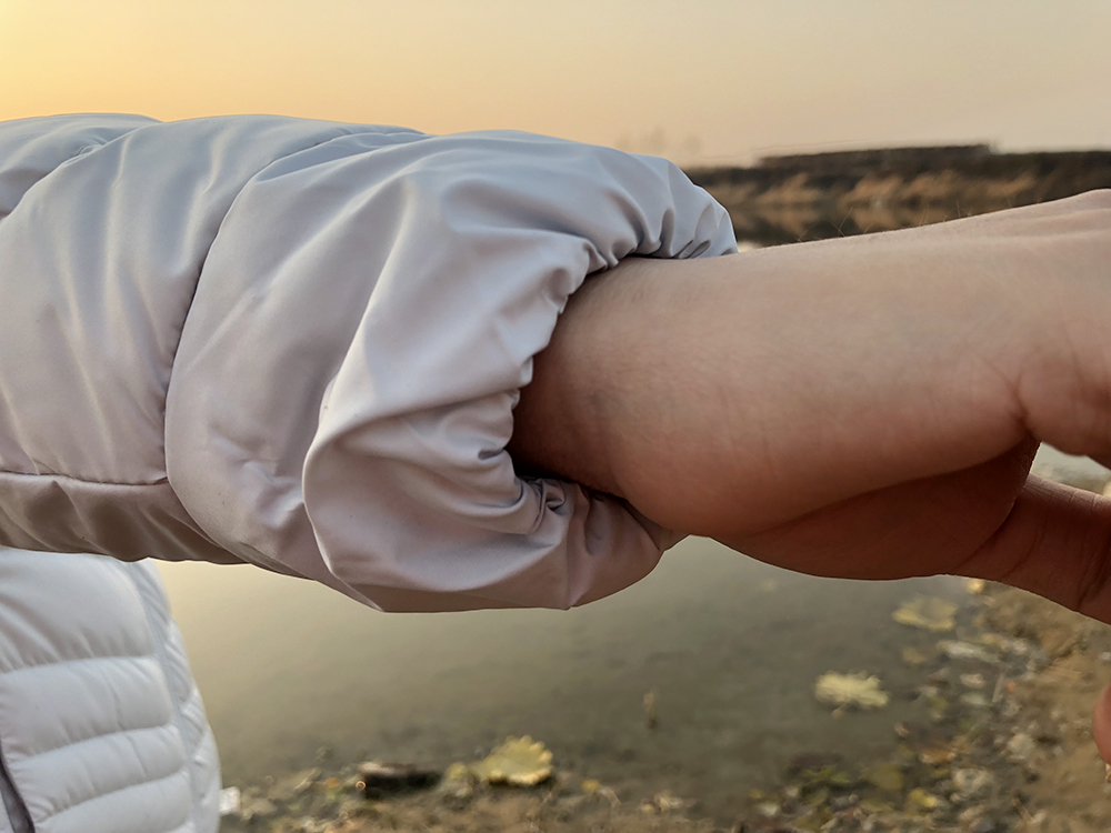 谁说暖冬羽绒服就会失宠？狼爪羽绒服评测，轻薄才是今年主打