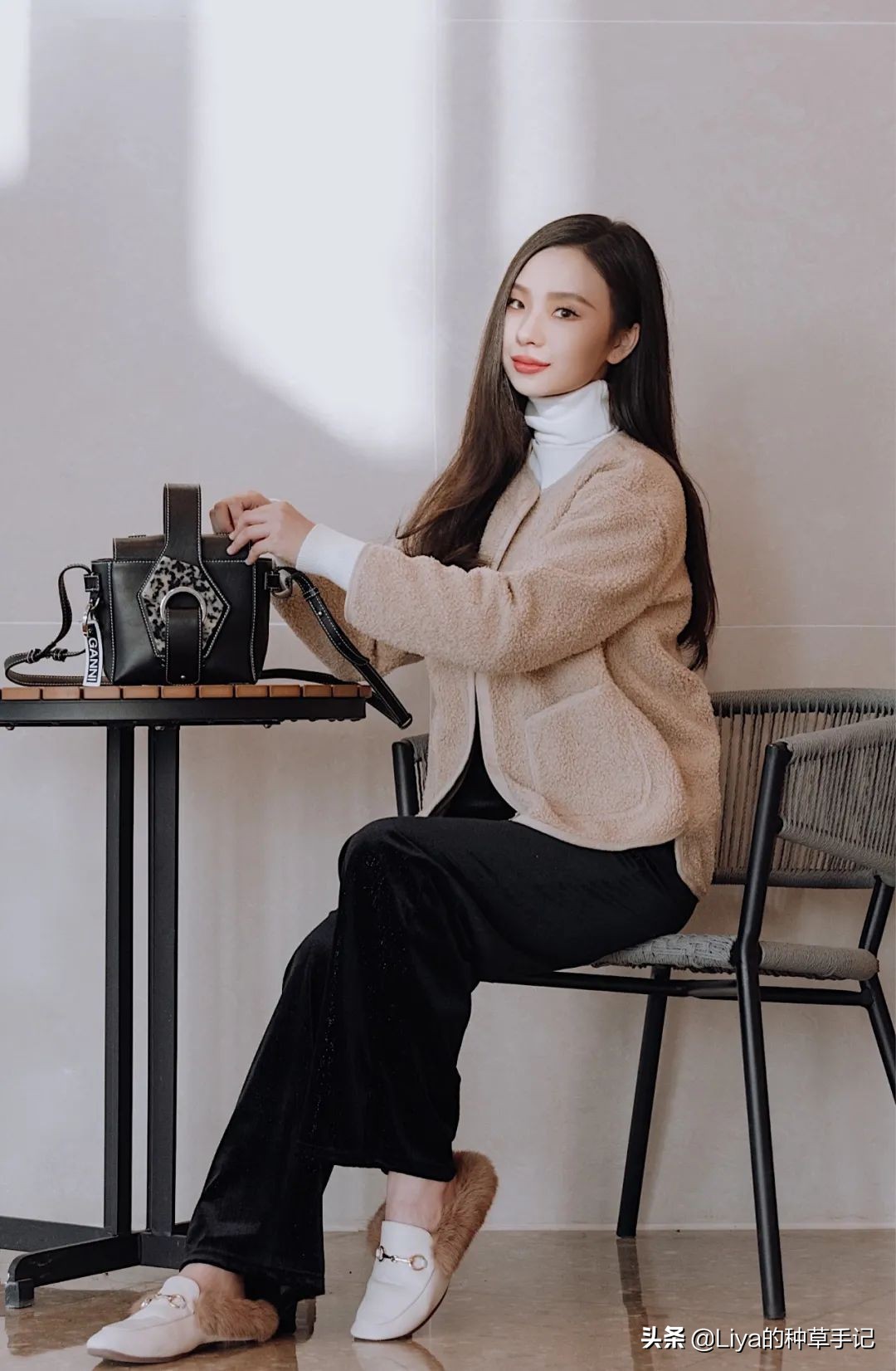 咖色和奶茶色哪个颜色更显气质,奶茶色显白吗今年很流行奶茶发色