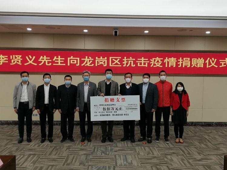 他生于福建农村，初中辍学，白手起家，身家450亿，与美国对抗