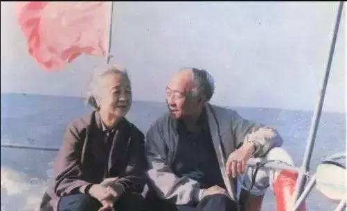 一露成名乔碧萝：她掀开了网红直播的最后一层遮羞布