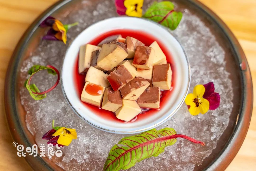 在昆明，第一次见200斤的大鱼，蘸着芥末生吃超爽