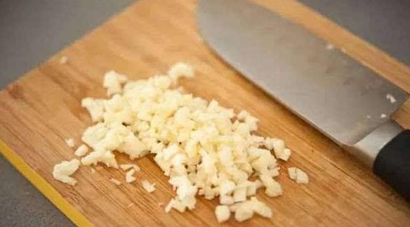 为什么吃大蒜会肚子疼,为什么吃大蒜会出现恶心