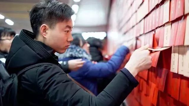 为了集五福，我用女朋友的口红写了个“福”字