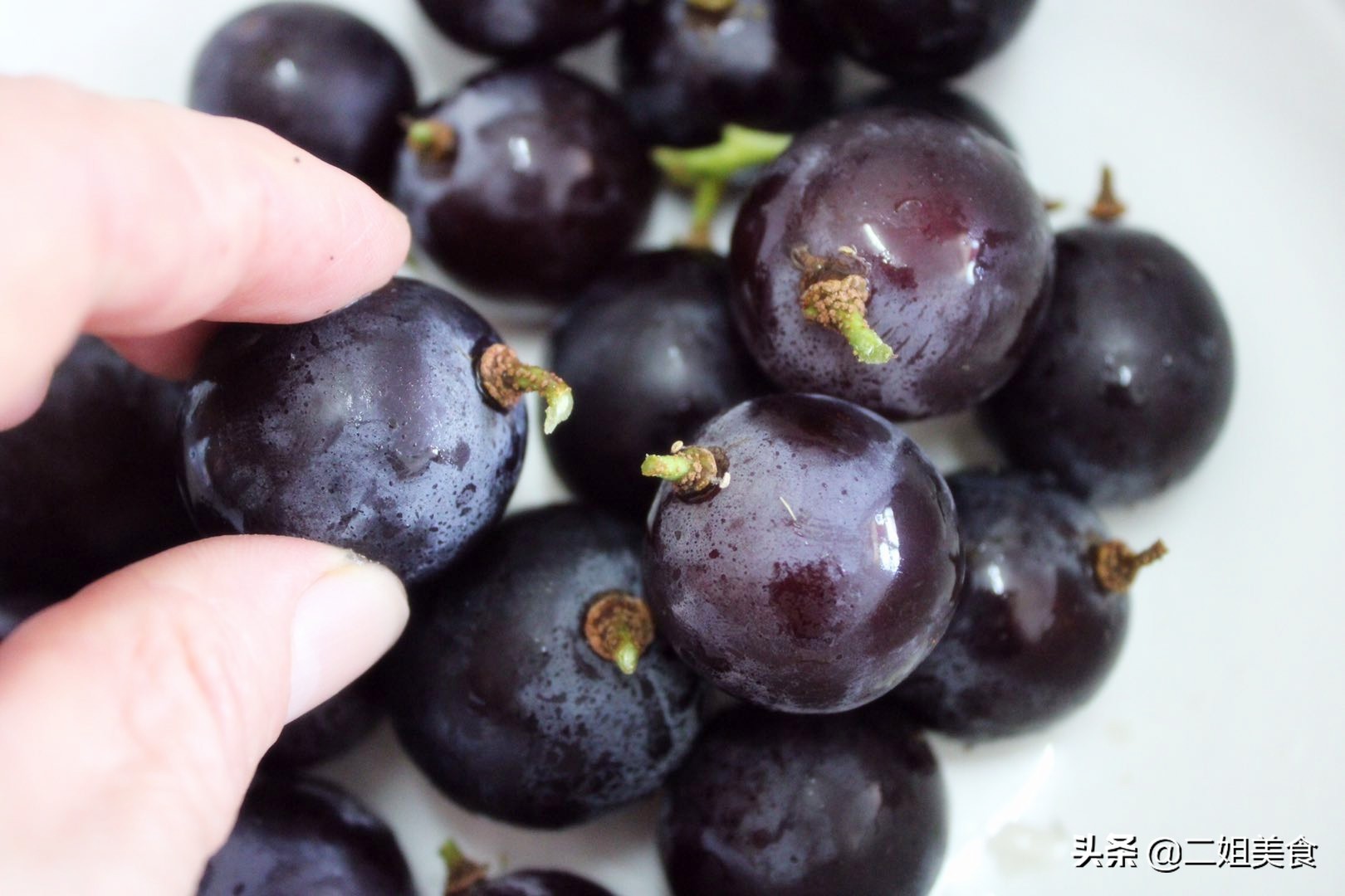 洗葡萄为什么要用盐,盐水洗葡萄的正确方法