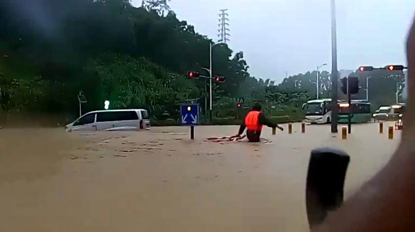 遭遇大暴雨被困民警及时转移群众,连续降雨民警解救被困群众