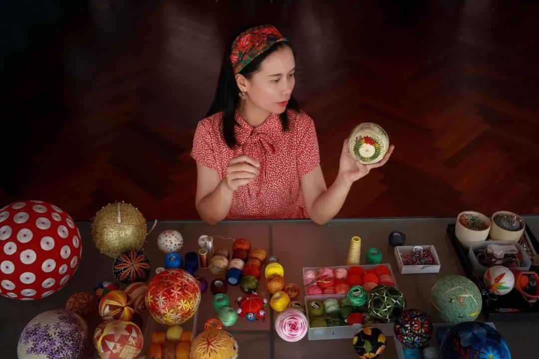 惊艳！“球上刺绣”你见过吗？她在球上绣出二十四节气，无数粉丝为之打call