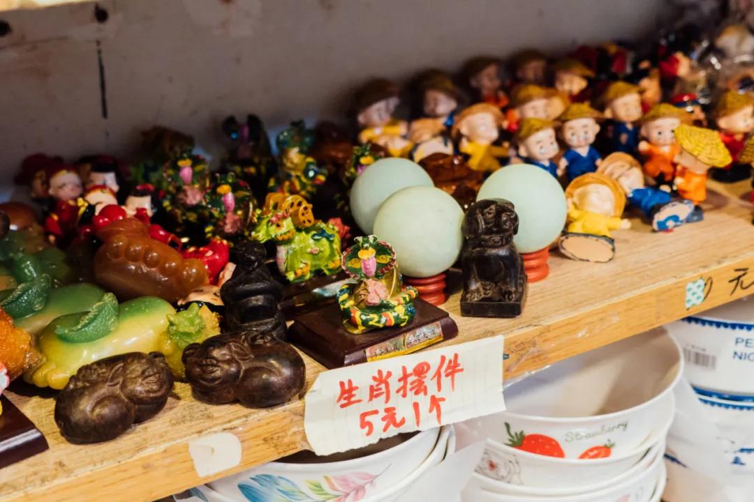 活着的两元店,2块钱能买啥?