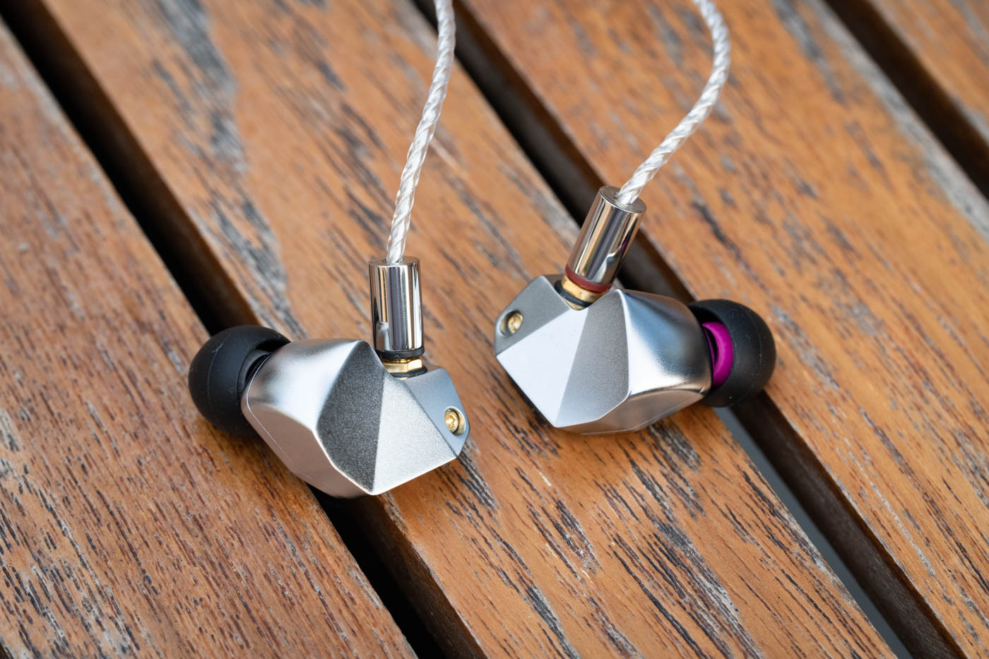 你要的是这个金耳机，这个银耳机，还是这个铁耳机呢？