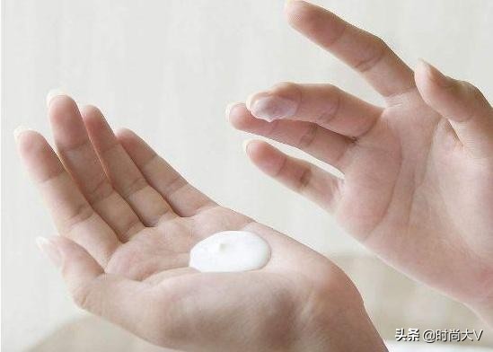 女人擦乳霜手法,乳液是直接抹还是在手上搓热