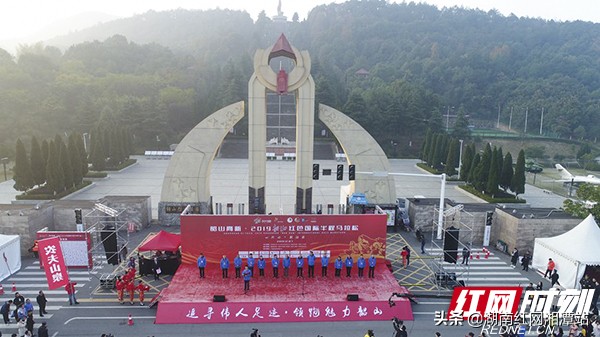 2019韶山红色国际半程马拉松赛开跑毛*东泽**诗词定点鼓劲