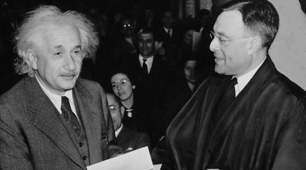 爱因斯坦宇宙是被设计好的,为什么爱因斯坦会说宇宙是好的