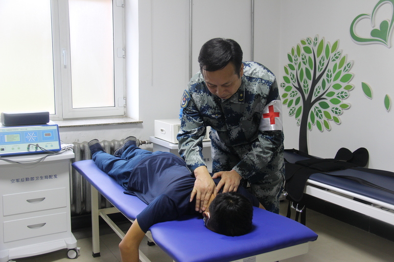 “坐部队的堂,把官兵的脉”军中妙手良医果然名不虚传