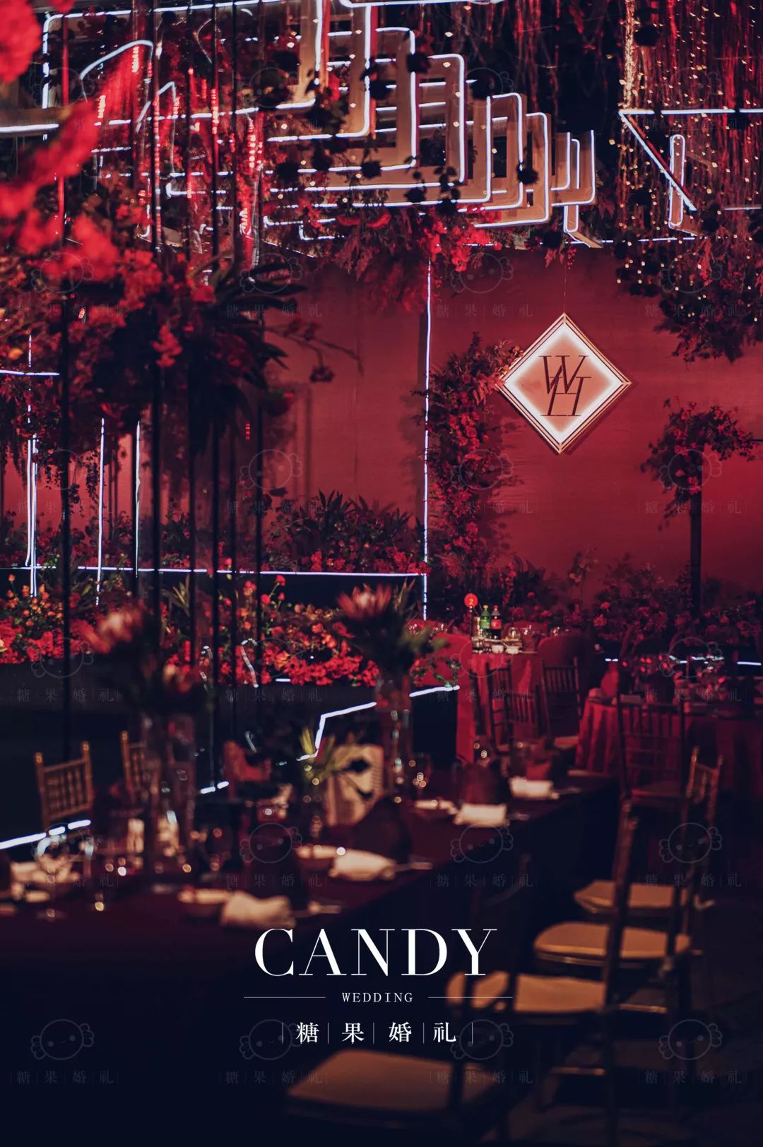 整场婚礼都是静谧深沉的红与黑在空间的碰撞,神秘而高级