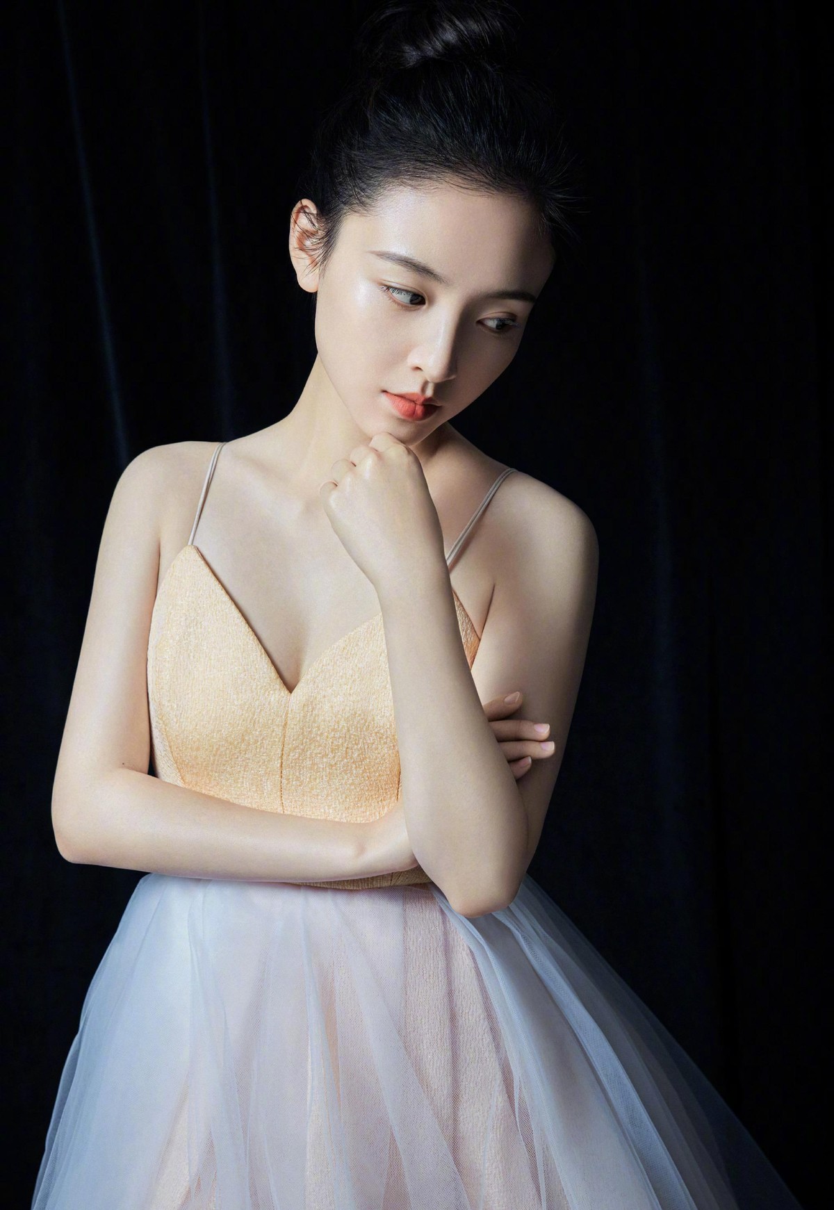 吴倩素颜出街满脸疲态,吴倩生完孩子后颜值重回巅峰