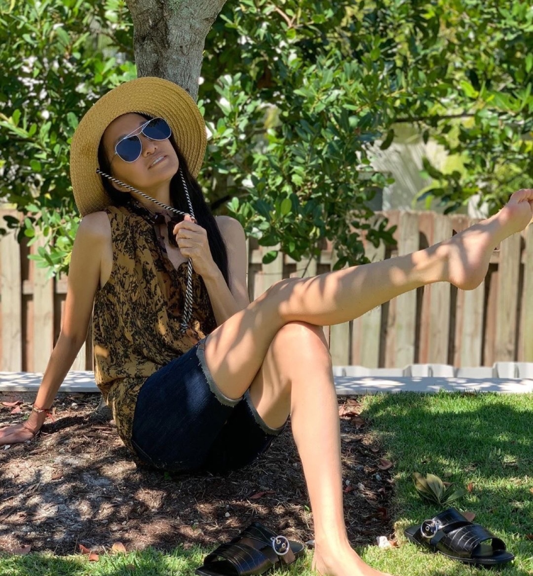 我真服了！70岁王微微有老人脸，但看到这玉女腿少女身材闭嘴了