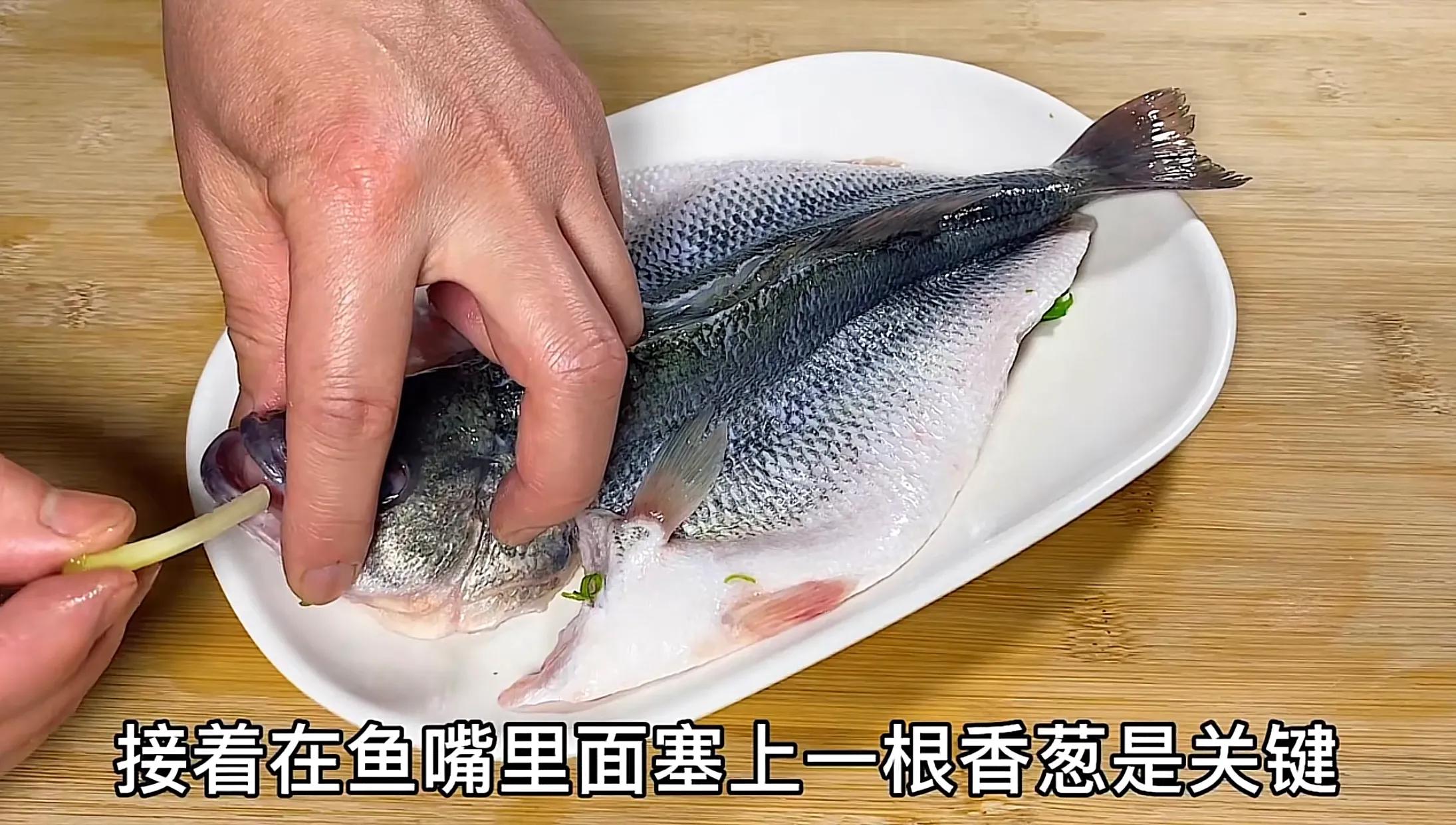 做清蒸鱼时万万不可放盐和料酒,清蒸鱼最忌放盐和料酒