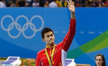 领奖台这一幕孙杨霍顿均回应,霍顿拒绝领奖孙杨回应