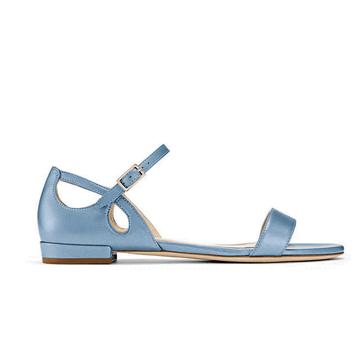 穿高跟鞋方便开车吗,穿高跟鞋不利于安全开车