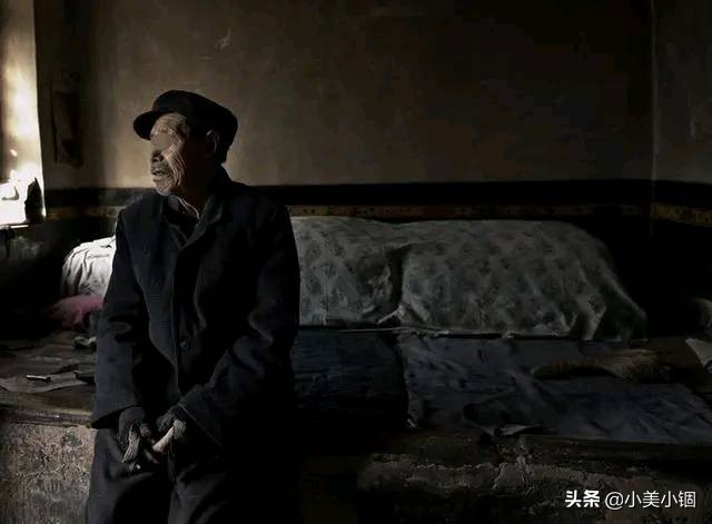 大雪天父亲不让爷爷进门，儿子提了个问题，父亲直冒冷汗