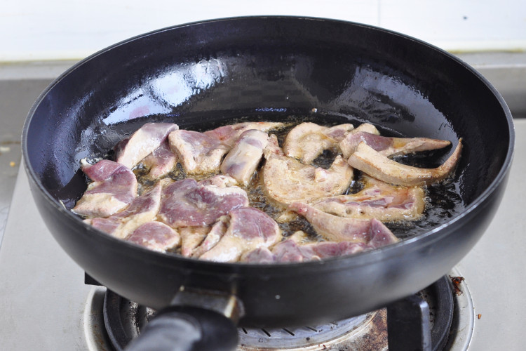 麻油猪肝怎样做才不苦,麻油猪肝家常做法