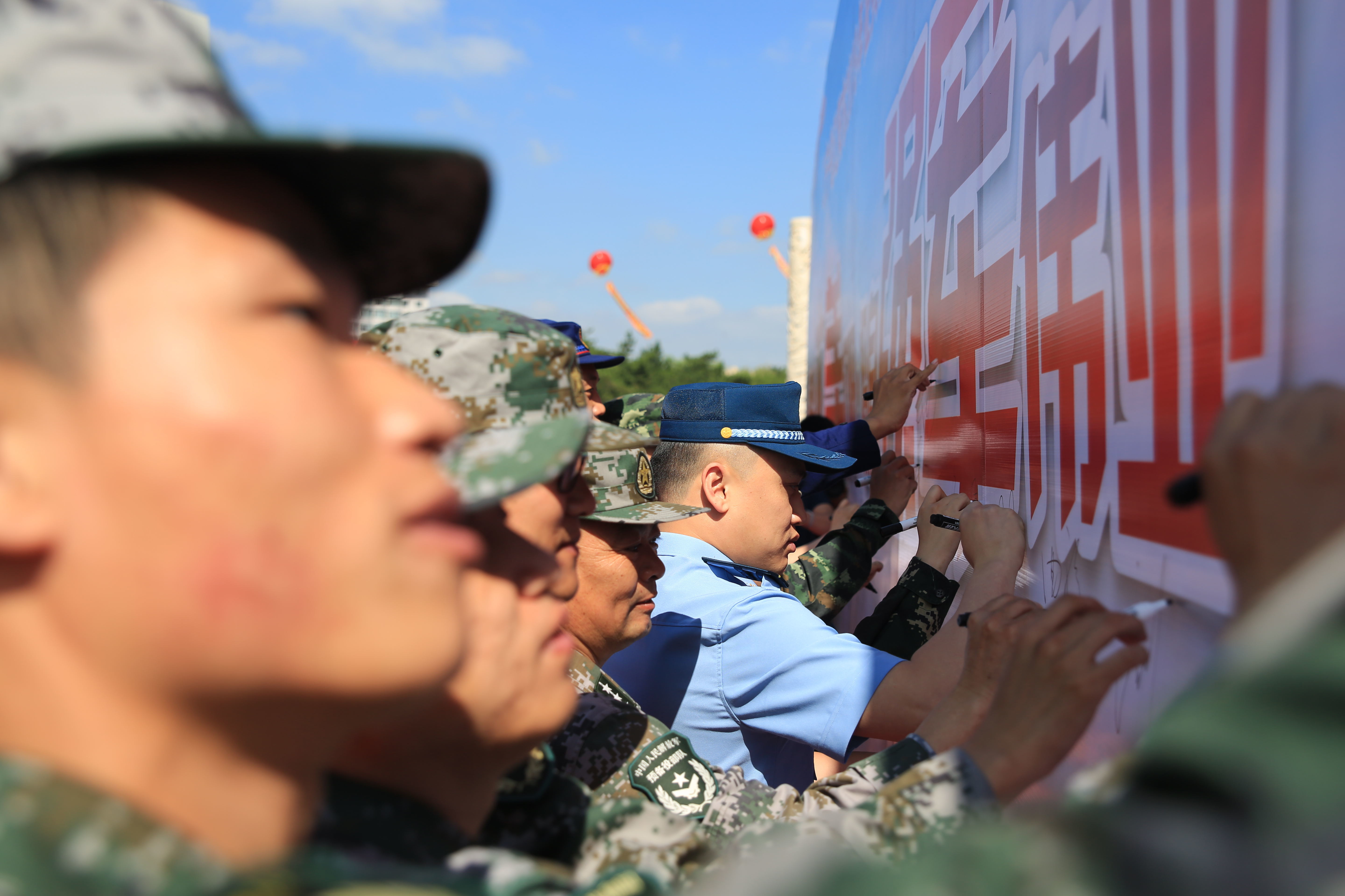 辽宁沈阳：广场“快闪”掀起参军热