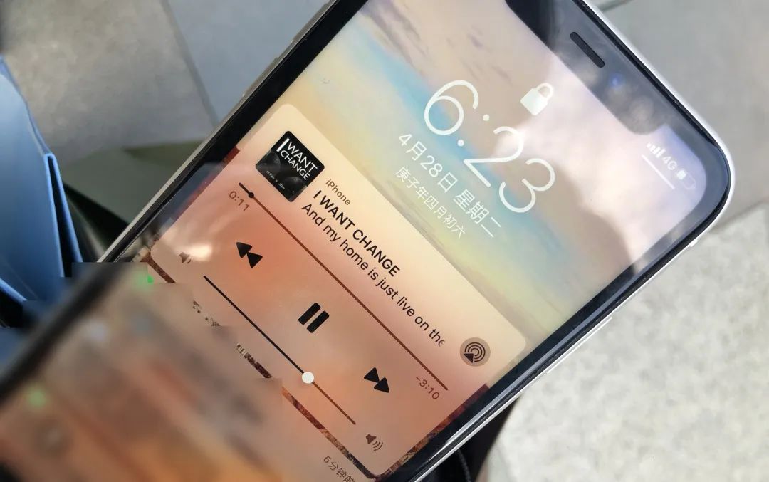 太古里的年轻人耳机在放什么？