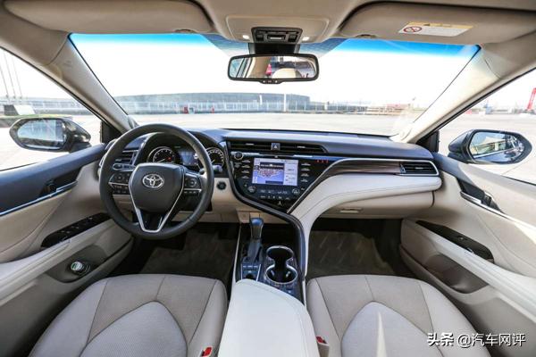 颜值爆表，用料厚道，凯美瑞告诉你什么叫中型车典范