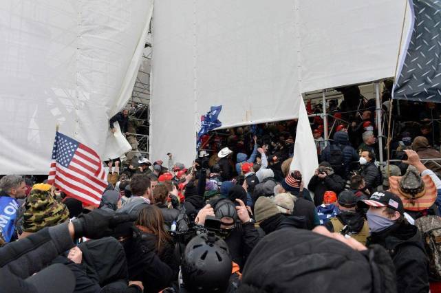 冲击国会偷佩洛西电脑卖给俄罗斯？前男友告发后，美国女子遭逮捕