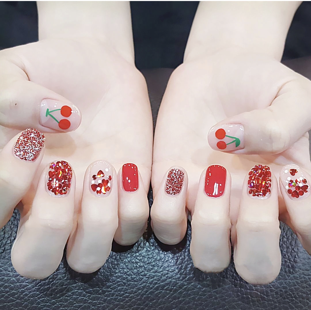 红色加亮片的美甲组合太美了！充满仙气的“红指甲”就是不一样！