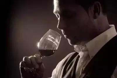 红酒高脚杯正确姿势,如何喝红酒才是正确的