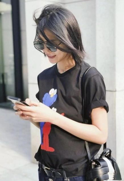 刘雯穿t恤,时尚超模刘雯穿搭