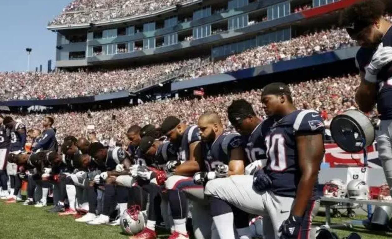 团结就是力量！利物浦全员在安菲尔德跪地，声援美国黑人抗议活动