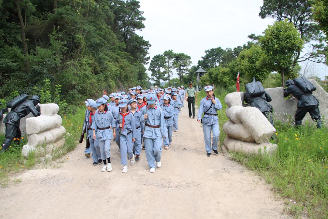 “南京市第十六届革命老区中小学生科技夏令营”在大金山国防园顺利开营