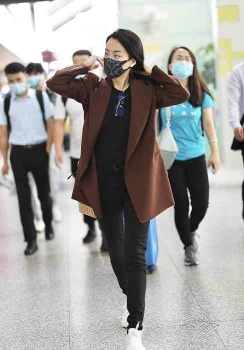 霍汶希穿绿色西装外套,霍汶希机场西装穿搭