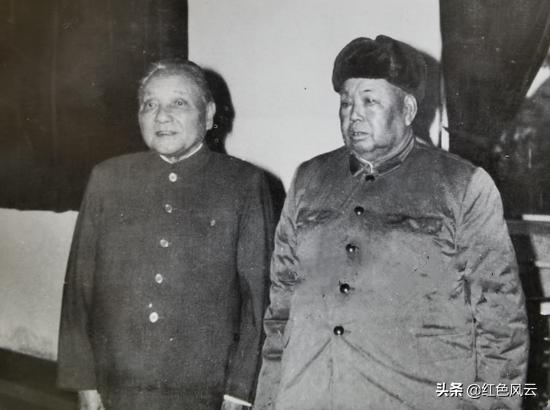 85年*小平邓**来南京看望*世友许**，*世友许**快步相迎，认真敬了一个军礼