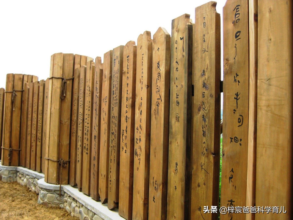 年轻人摆摊被大爷怒骂,大爷吐槽在hm店购物的年轻人