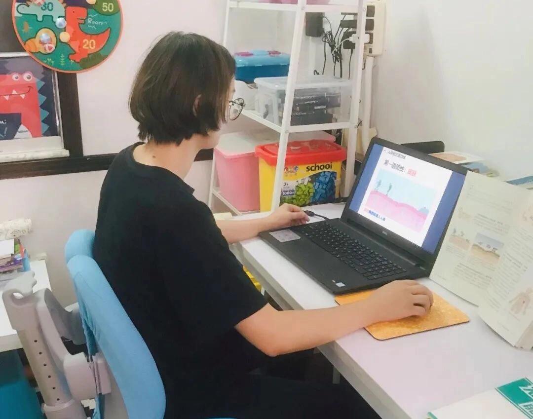 华侨城中学线上*党**旗红,*党**员示范当先锋