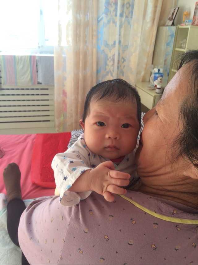 六个月宝宝总喜欢靠着大人,6个多月宝宝爱闹人