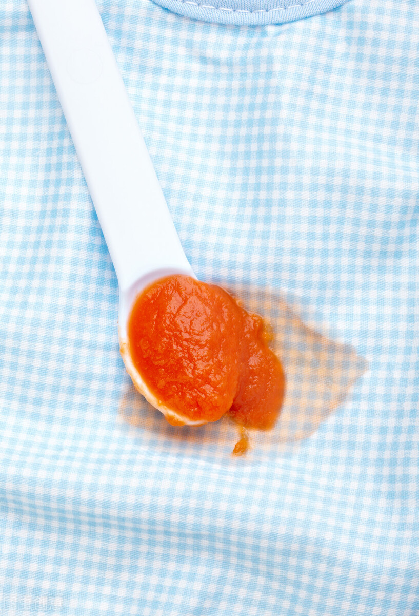 吃饭油渍总溅衣服上,吃饭油渍溅衣服上了怎么快速去除