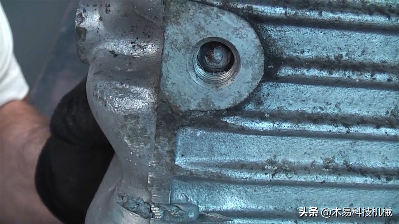 螺丝螺母折断,咋办?看外国“牛人”如何取出