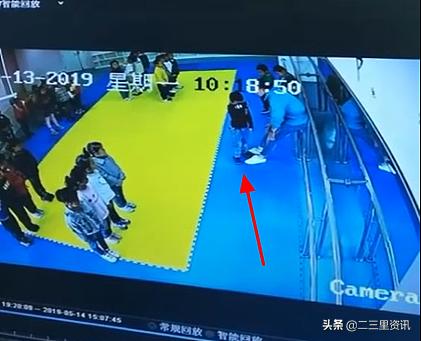 孩子胳膊有一片红色淤青不疼,孩子胳膊上有一片红色印子