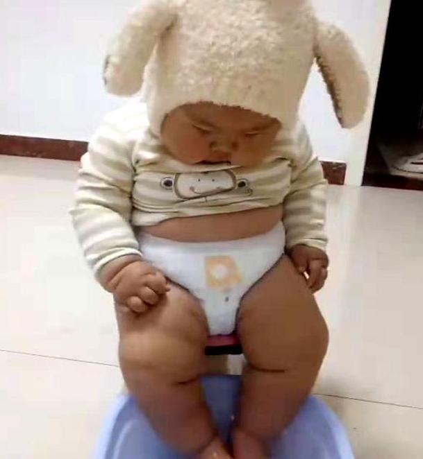 “捕蝇器宝宝”火了,用肉就能夹死苍蝇,妈妈晒视频被吐槽:心大