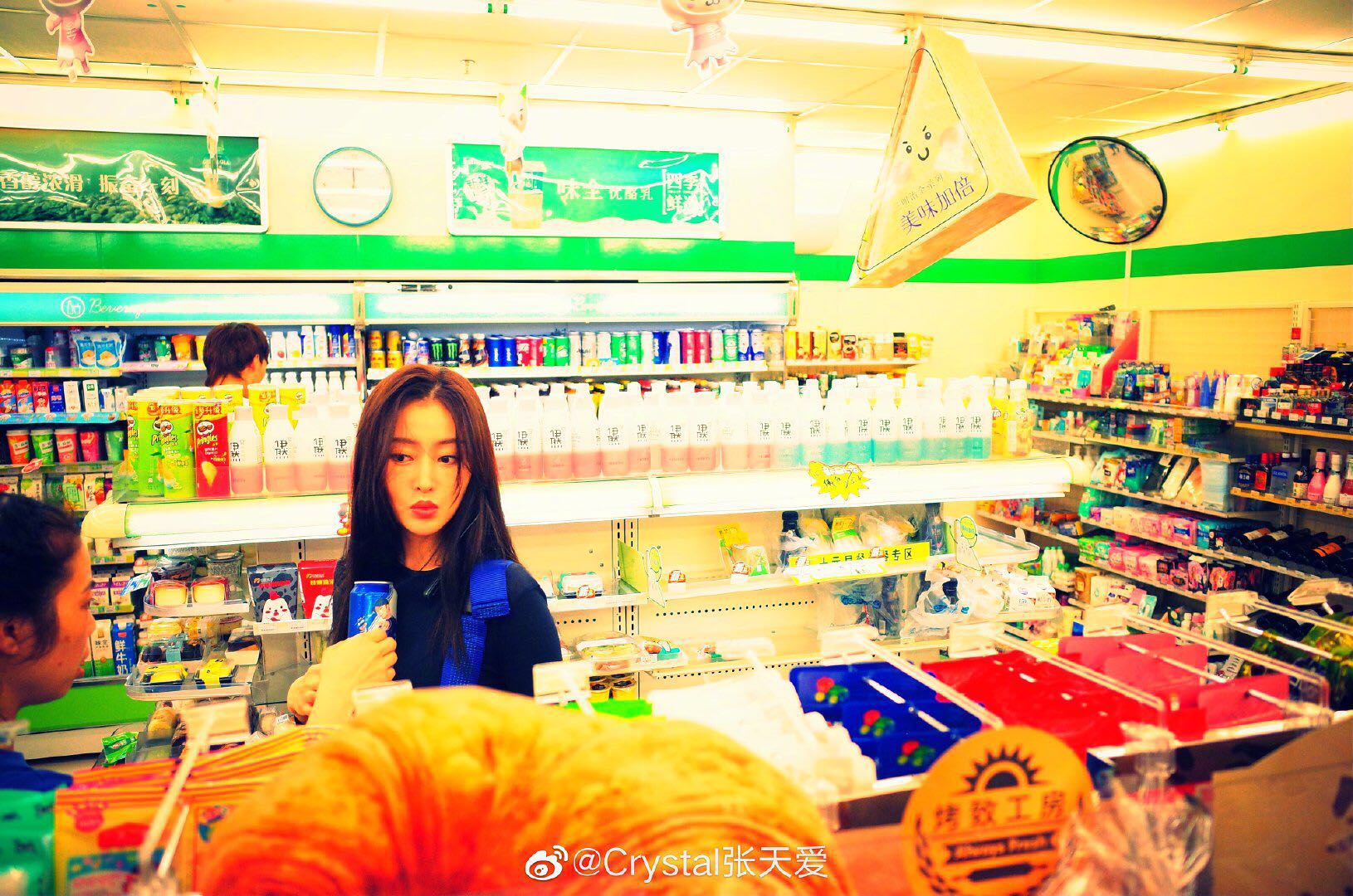 张天爱红色长袜,张天爱分享足球袜穿搭秘籍