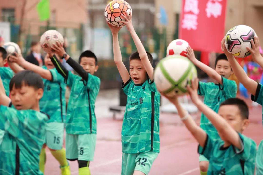 【“七个一”先锋在行动】呼和浩特市足球协会“万达分校足球基地”挂牌仪式在南门外小学万达分校举行