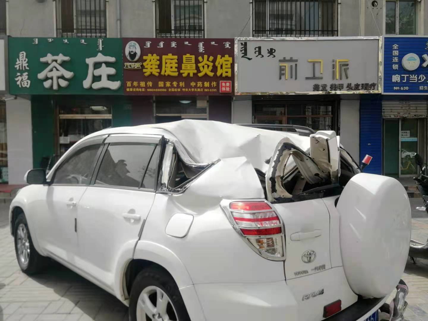 风把树吹断砸到车子保险公司赔吗,小区风把树吹倒了砸到车谁赔