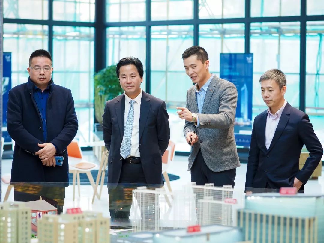 香港铜锣湾集团董事局主席陈智莅临*疆新**丝路中心城市展厅参观调研